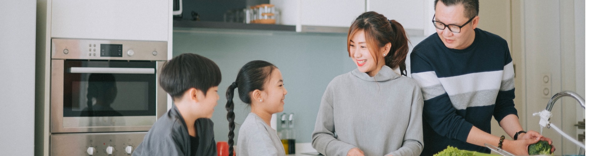 cheerful-asian-chinese-young-family-1900x500