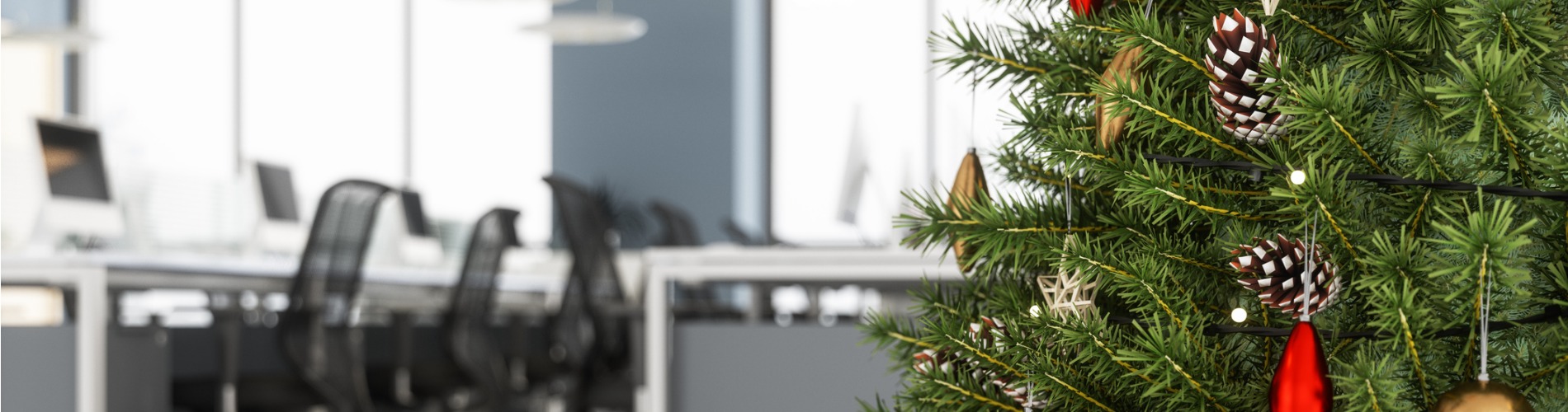 christmas-tree-with-ornaments-and-gift-boxes-in-the-office 1900x500
