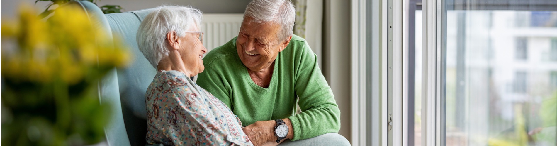 happy-senior-couple-at-home-1900x500