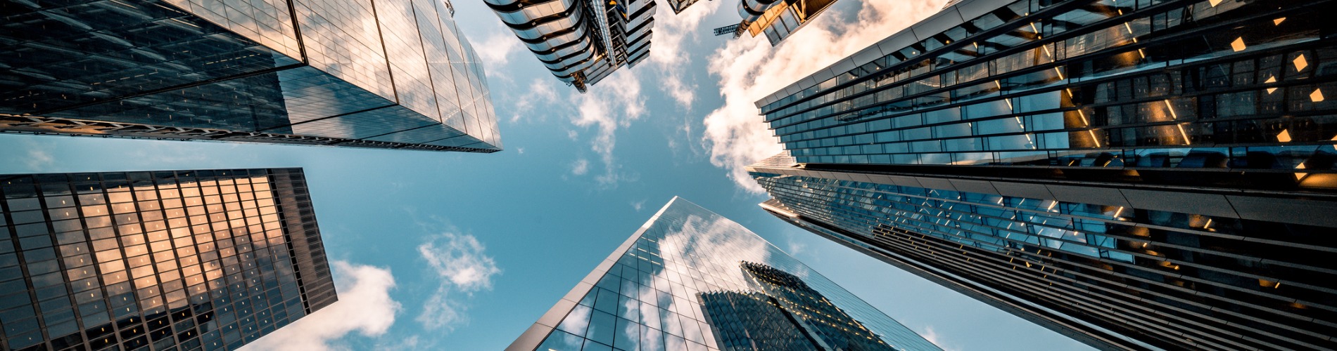 looking-directly-up-at-the-skyline-of-the-financial-district-in-picture-1900x500