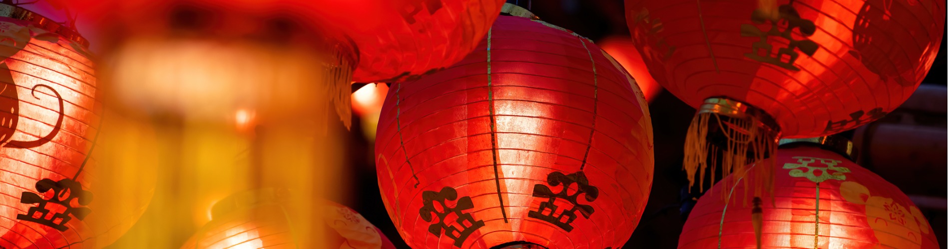 rows-of-colorful-glowing-red-chinese-lanterns 1900 x 500