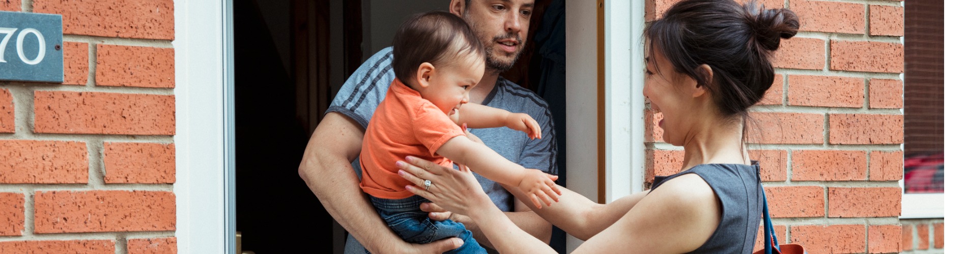 greeting-mother-after-work-1900x500